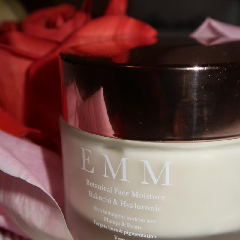 Bakuchiol & Hyaluronic Moisturiser is a highly effective moisturiser designed to support smoother, firmer-looking skin, maintaining hydration and comfort.