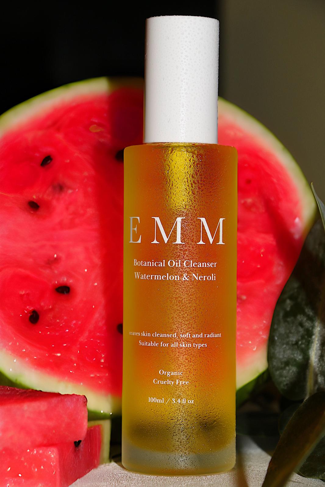 Pomegranate & Neroli Cleansing Oil is a lightweight, water-free cleanser created to dissolve makeup, sunscreen and daily impurities.